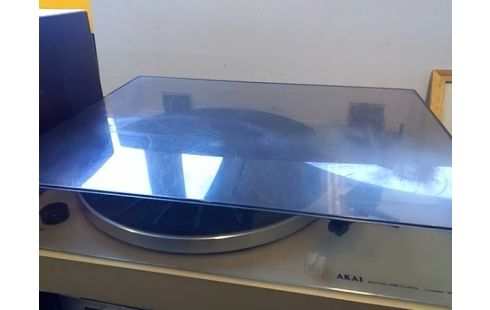 CHAINE HIFI AKAI (AVEC TUNER, AMPLI, LECTEUR K7 ET PLATINE) + 2 ENCEINTES