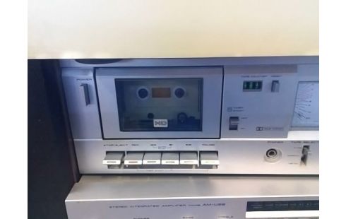 CHAINE HIFI AKAI (AVEC TUNER, AMPLI, LECTEUR K7 ET PLATINE) + 2 ENCEINTES