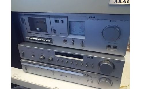 CHAINE HIFI AKAI (AVEC TUNER, AMPLI, LECTEUR K7 ET PLATINE) + 2 ENCEINTES