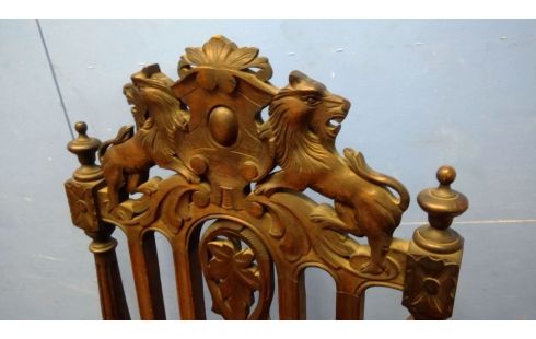 ARMSTOEL GESCULPTEERD 