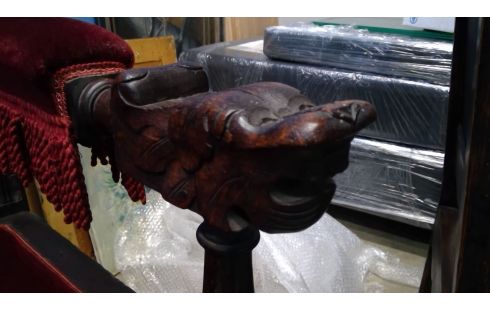 ARMSTOEL GESCULPTEERD 