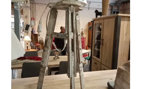 LAMPE PATINE BLANC TREPIED