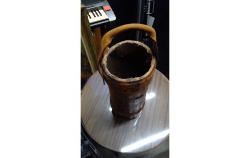 BUSKRUITVAT IN LEDER  MET WAPENSCHILD