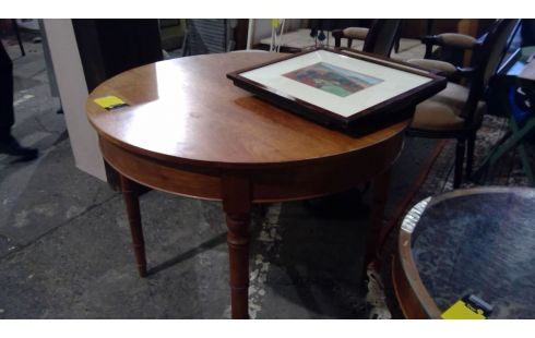 RUNDER TISCH NUSSBAUM