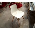 CHAISE blanche pieds bois lot 6