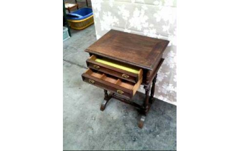 BIJZETTAFELTJE DONKER VERSIERD