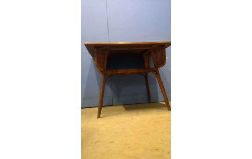 TISCH IM VINTAGE-STIL