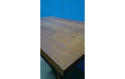 TISCH IM VINTAGE-STIL