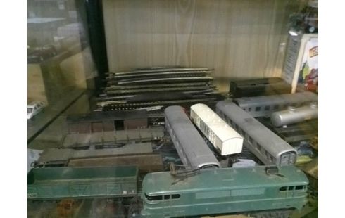 LOT DE LOCOMOTIVES ET RAIL