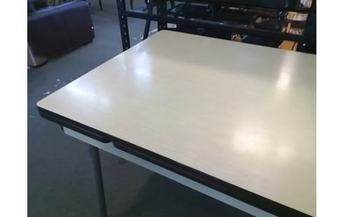 TABLE FORMICA AVEC ALLONGES INTERIEURES 120X80