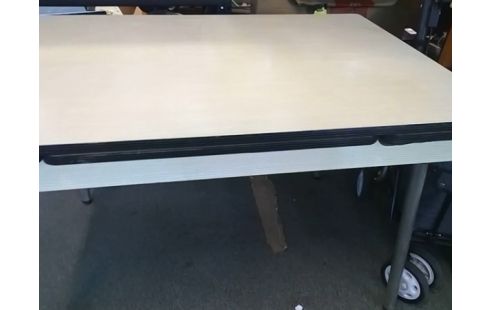 TABLE FORMICA AVEC ALLONGES INTERIEURES 120X80