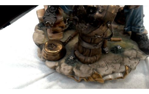 BEELDJE SMID PORSELEIN CAPO DI MONTE