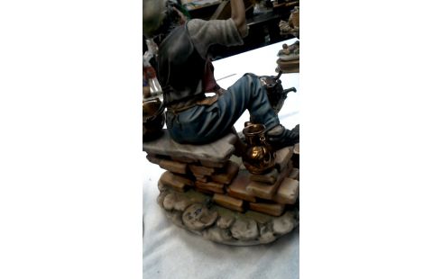 BEELDJE SMID PORSELEIN CAPO DI MONTE