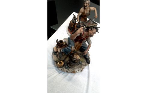 BEELDJE SMID PORSELEIN CAPO DI MONTE