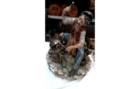 BEELDJE SMID PORSELEIN CAPO DI MONTE