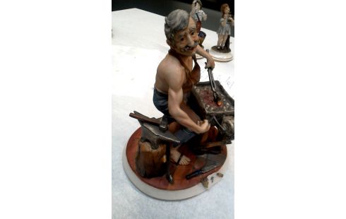 BEELDJE SMID PORSELEIN CAPO DI MONTE