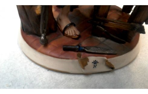 BEELDJE SMID PORSELEIN CAPO DI MONTE