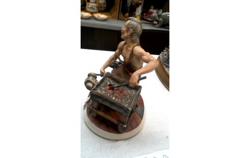 BEELDJE SMID PORSELEIN CAPO DI MONTE