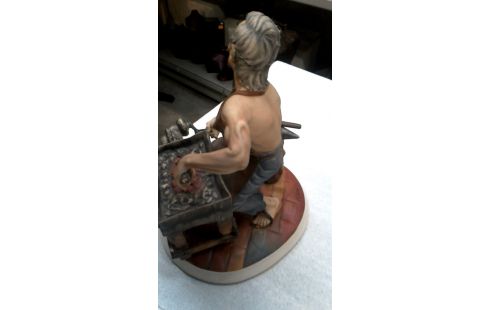 BEELDJE SMID PORSELEIN CAPO DI MONTE