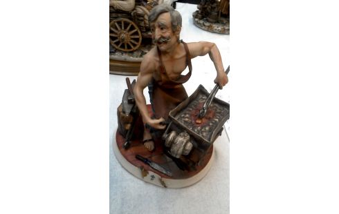 BEELDJE SMID PORSELEIN CAPO DI MONTE