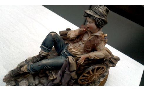 BEELD PORSELEIN JONGEN OP KAR MENE GHETTI