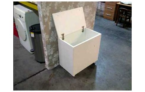 TRUHE AUF ROLLEN HOLZ WEIß WÄSCHETRUHE