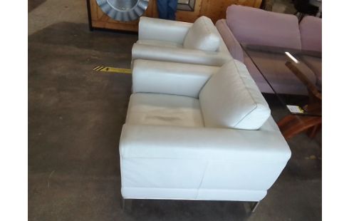 FAUTEUIL CUIR BLANC LA PAIRE EN L'ETAT FAUTEUILS CUIR BLANC LA PAIRE EN L'ETAT