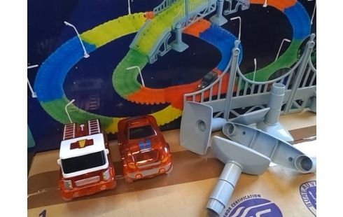 JOUET CIRCUIT MAGIQUE (AVEC 2 VOITURE)