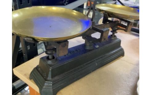 BALANCE Ancienne avec plateaux