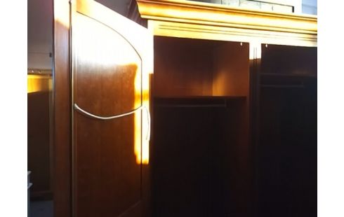 ARMOIRE 2P MERISIER AVEC 2 PENDERIES