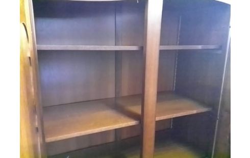 ARMOIRE 3P STYLE LOUIS XV (ETAGERES ET UNE SERRURE A REVOIR)