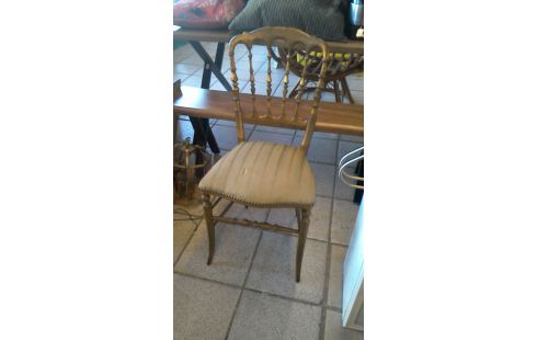 STUHL DEKORATION IM DERZEITIGEN ZUSTAND