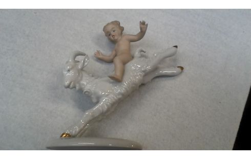 BEELD JONGEN OP BOK PORSELEIN WALENDORF