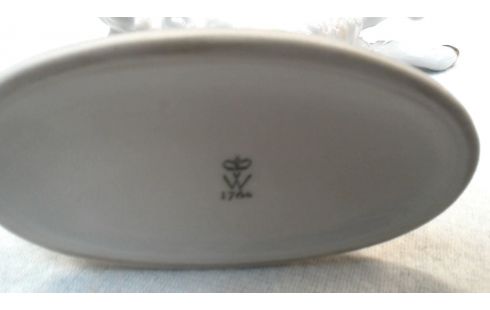 BEELD JONGEN OP BOK PORSELEIN WALENDORF