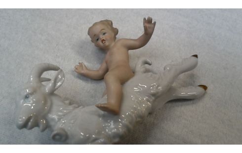 BEELD JONGEN OP BOK PORSELEIN WALENDORF