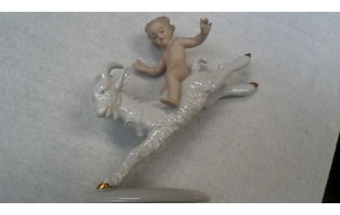 BEELD JONGEN OP BOK PORSELEIN WALENDORF