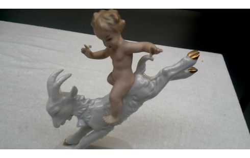 BEELD JONGEN OP BOK PORSELEIN WALENDORF