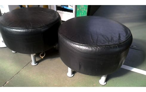 REPOSAPIÉS IKEA REDONDO NEGRO CUERO LA UNIDAD