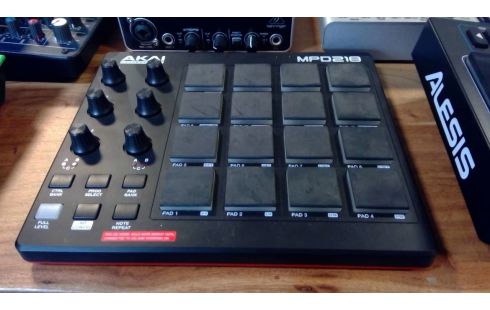 INSTRUMENT DE MUSIQUE  CONTROLEUR MIDI AKAI