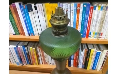 LAMPE A PETROLE AVEC VERRE VERT