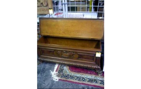 TRUHE HOLZ DUNKEL VERZIERT GESCHNITZT