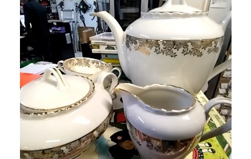 SERVICE A CAFE BLANC ET DORÉ