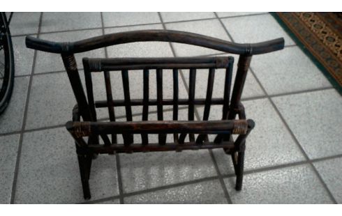 ZEITSCHRIFTENSTÄNDER