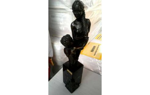 STATUE FEMME MET ENFANT