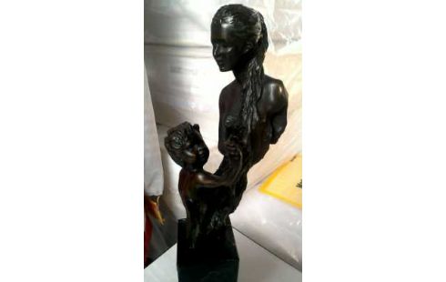 STATUE FEMME MET ENFANT