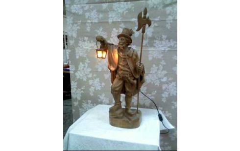 HOLZSCHNITZFIGUR MIT LATERNE <NACHTWÄCHTER>