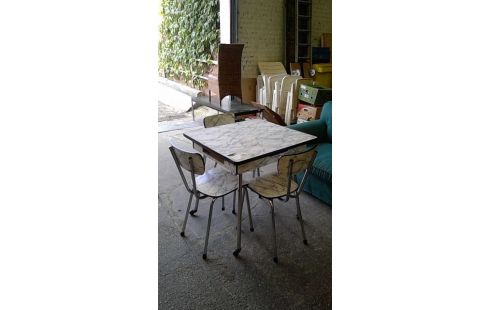 ENSEMBLE EN FORMICA (TABLE + 3 CHAISES)