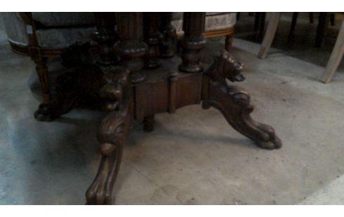 TAFEL ROND ANTIEK  LEEUWEKOPPEN/UITKL