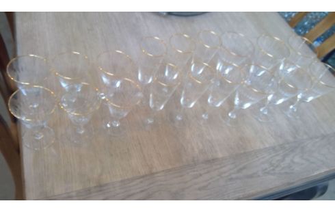 GLAZEN MET VOET  FIFTIES MET GOUDRAND 