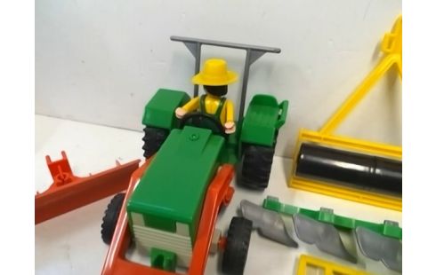 PLAYMOBIL TRACTEUR AVEC EQUIPEMENTS